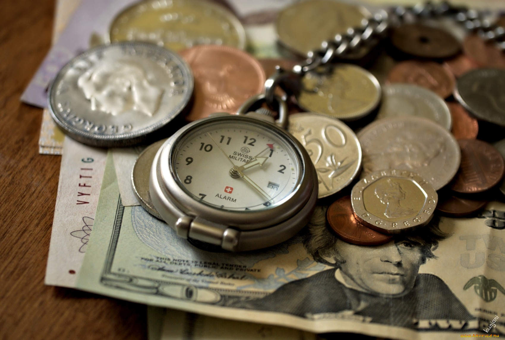 Часы с монетами